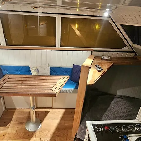 Sur L'eau Confort 船屋 乐巴凯尔斯