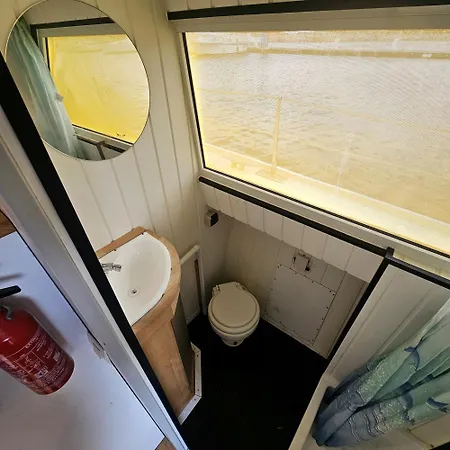 船屋 Sur L'eau Confort *